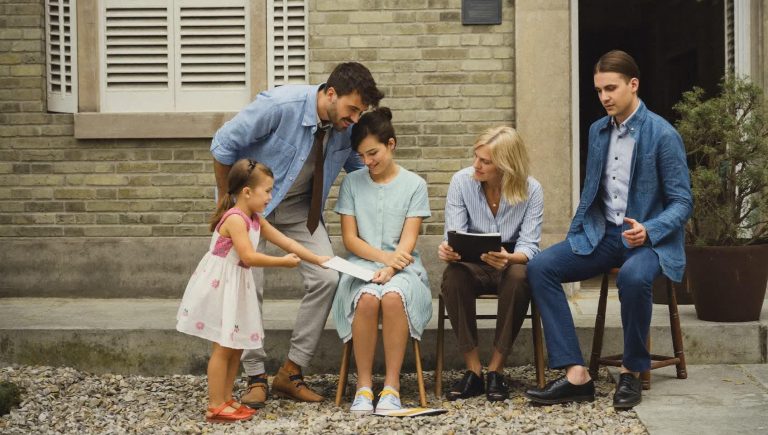 Какие материалы выбрать для забора: долговечность и стиль